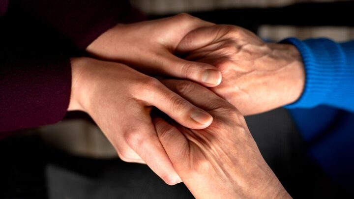 Caregiver via libera della Camera | Ora in manovra servono più risorse per chi cura e per le cure palliative